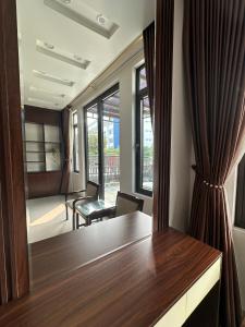 una sala conferenze con tavolo e finestra di Solar Hotel a Ha Long