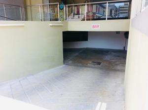 une chambre vide avec un balcon et un étage dans l'établissement FirIzzkey Studio, à Kota Bharu