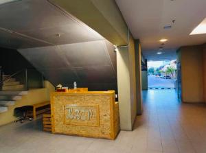 - un comptoir en bois dans une pièce avec un escalier dans l'établissement FirIzzkey Studio, à Kota Bharu