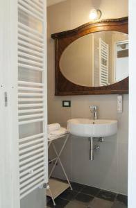 W łazience znajduje się umywalka i lustro. w obiekcie Palazzo Turro Bed & Breakfast w mieście Podenzano