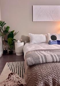 um quarto com uma cama com uma almofada em Boston West End Penthouse Edition em Boston