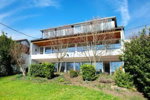 een gebouw met bomen ervoor bij Haus Alexander in Meersburg