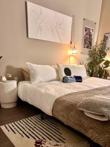Un pat sau paturi într-o cameră la Boston West End Penthouse Edition