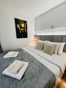 1 dormitorio con 2 camas y toallas. en Apartment Irma, en Sarajevo