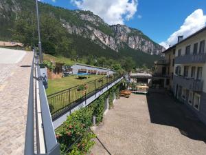 un balcón de un edificio con una montaña en el fondo en Apartments Giovannini, en Fai della Paganella