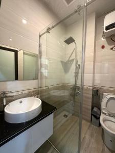 un bagno con lavandino, doccia e WC di Solar Hotel a Ha Long