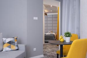 Atpūtas zona naktsmītnē Comfortable and Modern One Bedroom Apartment Cracow by Renters
