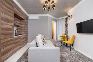 Predel za sedenje v nastanitvi Comfortable and Modern One Bedroom Apartment Cracow by Renters