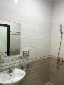 W łazience znajduje się umywalka i lustro. w obiekcie Solar Hotel w Ha Long