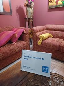 ein Schild in einem Zimmer mit Sofa und Tisch in der Unterkunft Casamia - 2 camere da letto in Alba Adriatica