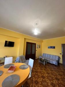 uma sala de estar com uma mesa e um sofá em La Soffitta - Appartamenti in Villa em San Giorgio a Liri