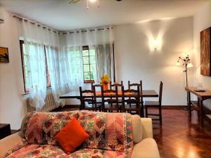 a living room with a table and a dining room at Casa vacanze Bonardini in Castiglione del Lago