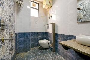 y baño con aseo, lavabo y ducha. en Hotel Seven Inns Qubic Near Delhi Airport, en Nueva Delhi