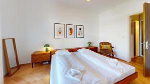 Uma cama ou camas num quarto em Unique Serviced Living @ Wettstein Turnerstrasse