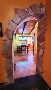Habitación con pared de piedra y comedor. en Ruggero House, en Cefalú