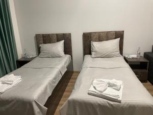 2 Betten mit Handtüchern auf einem Zimmer in der Unterkunft Ruz & Arian in Pʼarakʼar