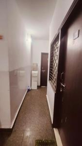 新德里的住宿－BANSAL INN Near Aiims Hospital，走廊上设有门和浴室