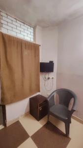 新德里的住宿－BANSAL INN Near Aiims Hospital，客厅配有椅子和窗户