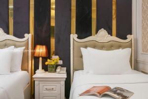 Postel nebo postele na pokoji v ubytování The Silk Grand Premium Hotel & Spa - In Hanoi Old Quarter