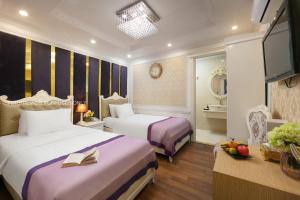 Postel nebo postele na pokoji v ubytování The Silk Grand Premium Hotel & Spa - In Hanoi Old Quarter