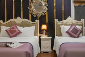 Postel nebo postele na pokoji v ubytování The Silk Grand Premium Hotel & Spa - In Hanoi Old Quarter