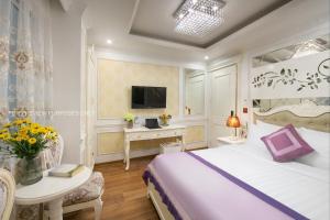 Postel nebo postele na pokoji v ubytování The Silk Grand Premium Hotel & Spa - In Hanoi Old Quarter