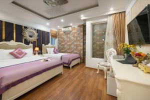 Postel nebo postele na pokoji v ubytování The Silk Grand Premium Hotel & Spa - In Hanoi Old Quarter