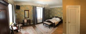 Postel nebo postele na pokoji v ubytování Padise Manor Grand Estate & Spa - Exclusive Event venue