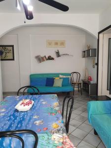 a living room with a table and a couch at [Casa Tizzy] Frontemare in Borghetto Santo Spirito