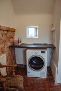 Church FentonにあるFamily Getaway at Working Farmの小さな部屋に洗濯機と乾燥機があります。