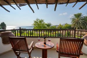 - une table avec deux verres de vin sur le balcon dans l'établissement Coral Beach Hotel & Resort Cyprus, à Coral Bay