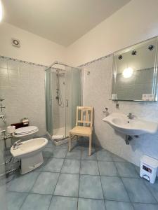サン・ヴィート・ロ・カーポにあるHellas Makari B&Bのバスルーム(洗面台、トイレ、シャワー付)