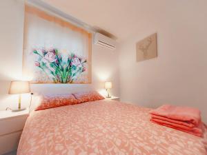 1 dormitorio con 1 cama con una pintura en la pared en Alojamiento Amelie con WiFi gratis, en Murcia
