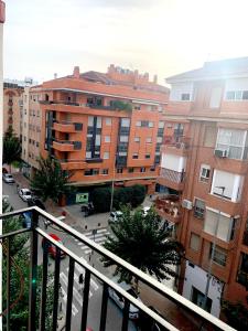een balkon met uitzicht op een stad met gebouwen bij Alojamiento Amelie con WiFi gratis in Murcia