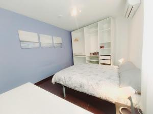 a small bedroom with a bed and a desk at Alojamiento Dream en Murcia centro in Murcia