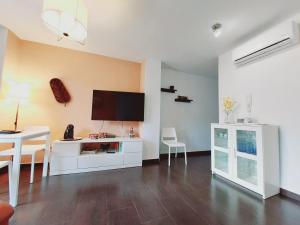 a living room with a white cabinet and a tv at Alojamiento Dream en Murcia centro in Murcia