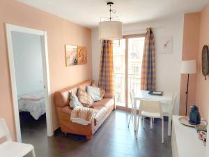 een woonkamer met een bank en een tafel bij Alojamiento Dream en Murcia centro in Murcia