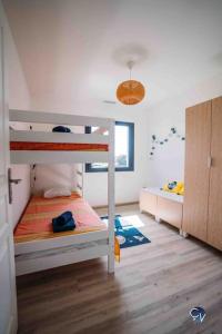a small bedroom with two bunk beds in it at Maison neuve, au cœur des vignes in Sabran