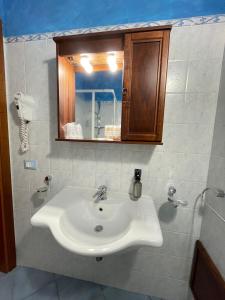 サン・ヴィート・ロ・カーポにあるHellas Makari B&Bのバスルーム(白い洗面台、鏡付)