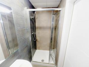 y baño con ducha y puerta de cristal. en Alojamiento San Juan en Murcia Centro, en Murcia