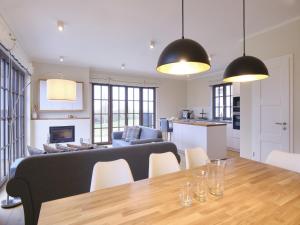 Gallery image of Reetland am Meer - LuxusPlus Reetdachvilla mit 4 Schlafzimmern, Außensauna, Loungebereich und Kamin H06 in Dranske