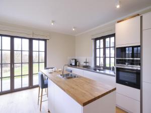 Gallery image of Reetland am Meer - LuxusPlus Reetdachvilla mit 4 Schlafzimmern, Außensauna, Loungebereich und Kamin H06 in Dranske