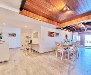 uma cozinha e sala de jantar com mesa e cadeiras em Casa Rural - Playa. Situada en un entorno natural. em La Orotava