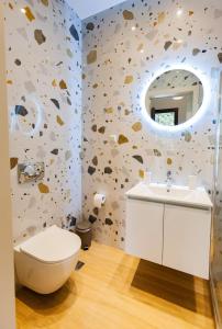 Kylpyhuone majoituspaikassa DayDin Apartments - Day Kastoria