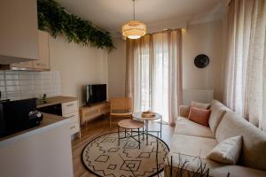 卡斯托里亞的住宿－DayDin Apartments - Day Kastoria，客厅配有沙发和桌子