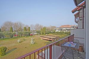 a balcony with a picnic table and a park at Apt Il Barcone - Gardagate in Sirmione