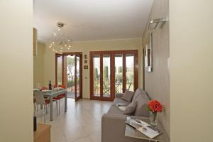 a living room with a couch and a table at Apt Il Barcone - Gardagate in Sirmione
