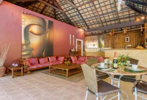 sala de estar con sofá rojo y mesa en Palmhill Villa, en Boracay