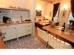 cocina y sala de estar con cama y mesa en Oak Shade en Bet Leẖem HaGelilit