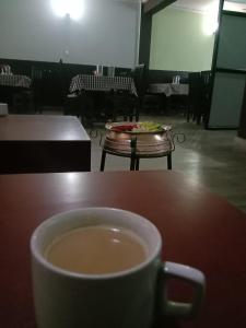 eine Tasse Kaffee auf einem Tisch in der Unterkunft Old Everest Hotel in Khanchikot